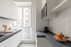 Frigorifero, forno, piano cottura, macchina per tè/caffè