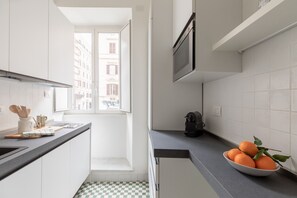 فرن، موقد طهي مسطح، ماكينة لصنع القهوة/الشاي، مُحضّرة مكعبات الثلج