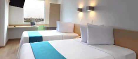 Habitación cuádruple estándar | Caja fuerte, escritorio, espacio para trabajar con un portátil