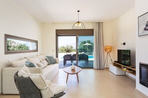 Älytelevisio, takka, videopelejä, pöytätennispöytä