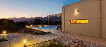 Anemolia, ny, luksuriøs villa med unik sjø- og fjellutsikt, privat basseng