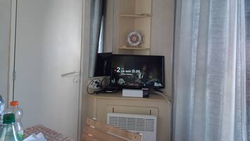 Flatscreentelevisie en een tafeltennistafel