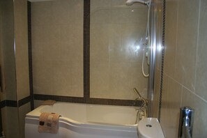 Combined shower/tub, hair dryer, towels