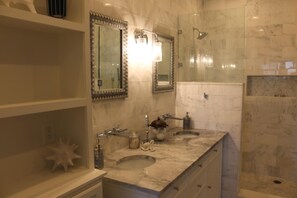 Villa, 2 Schlafzimmer | Badezimmer | Handtücher, Seife, Shampoo