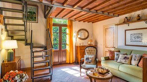 Een dvd-speler, een tafeltennistafel, boeken en een stereo