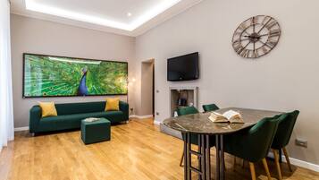 Apartment (1 Bedroom) | Dining