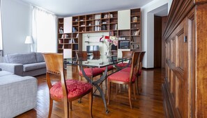 Departamento (3 Bedrooms) | Área de sala de estar | Televisión de pantalla plana 