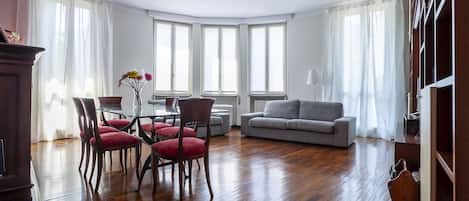 Apartament (3 Bedrooms) | Sala d'estar | Televisor de pantalla plana