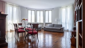 Apartment (3 Bedrooms) | Living room
