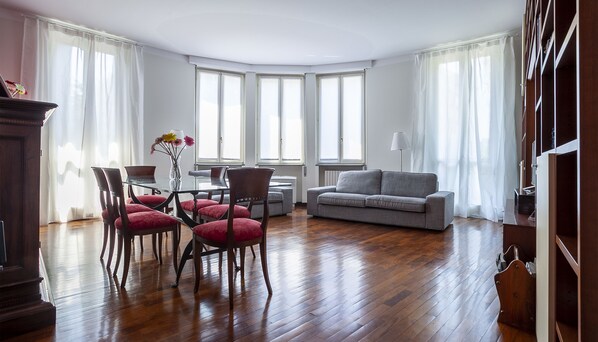 Apartment (3 Bedrooms) | Wohnzimmer