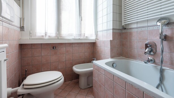 A bathroom with a toilet, bidet, and bathtub. - Italianway - Bonnet 5 (Milan)