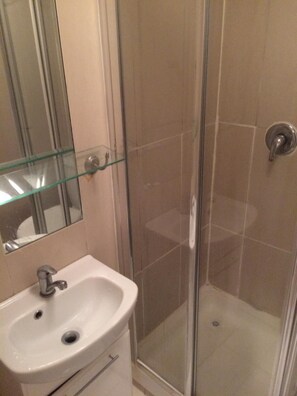 Asciugacapelli, asciugamani, shampoo, carta igienica