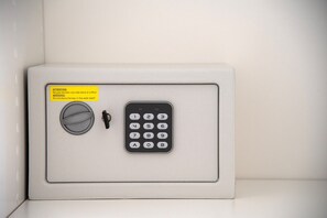 2 室のベッドルーム、デスク、アイロン / アイロン台、WiFi