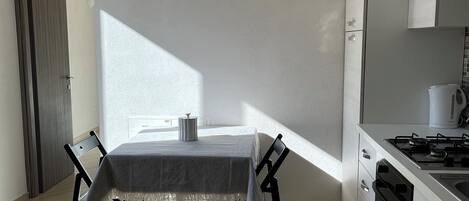 Frigorífico, horno, placa de cocina y cafetera o tetera