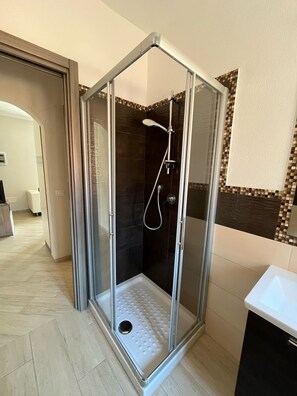 Dusche, Haartrockner, Bidet, Handtücher