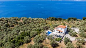 A coastal house with a swimming pool, surrounded by dense greenery and overlooking a vast blue sea. - Villa Glikeria, W/pool, Lovely Sea Views And Close To Everything (Glossa)