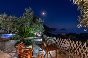 Outdoor dining - Villa Glikeria, W/pool, Lovely Sea Views And Close To Everything (Glossa)