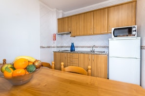 Frigorífico, microondas, placa de cocina y cafetera o tetera