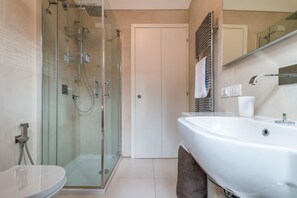 Bathroom - Carmini Canal View and Balcony with Lift (Venice)