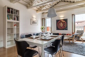 Departamento, 2 habitaciones | Área de sala de estar | Televisión de pantalla plana 