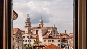 Une vue sur des bâtiments historiques, dotés de toits en dôme et de clochers, évoquant un paysage urbain européen.