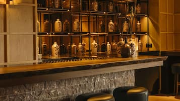2 bars/lounges, lobby lounge