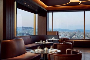 2 bares o lounges, lounge en el lobby 
