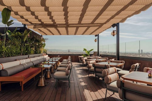 2 bars/lounges, lobby lounge