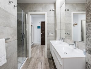 Amenidades de baño gratuitas, secadora de cabello, toallas 