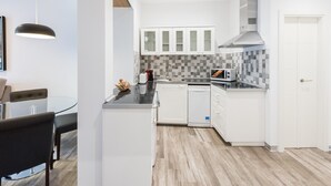 Eine moderne Küche mit weißen Schränken, einer Mikrowelle und einem Toaster.