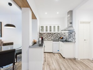 Refrigerador, microondas, lavavajillas, cafetera/tetera