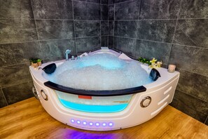 Dutxa, assecador de cabells, tovalloles i xampú 