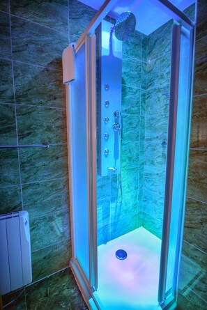 Shower, hair dryer, towels, shampoo