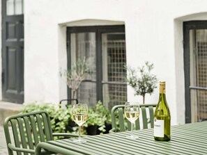 Outdoor dining - Spacious Two-Bedroom Apartment for 6 with Elevator (København)