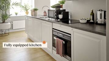 Een koelkast, een magnetron, een oven, een kookplaat