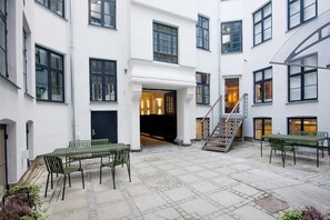 Outdoor dining - Spacious Two-Bedroom Apartment for 6 with Elevator (København)