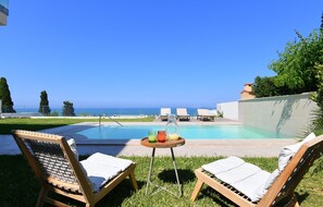 Piscina externa, guarda-sóis, espreguiçadeiras