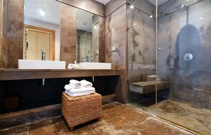 Villa | Bathroom | Combined shower/tub, towels, soap, shampoo - Villa Panorama (La Marsa)