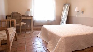 A bedroom with a bed, a desk, a chair, and a window. - La Villa Sanary-Sur-Mer (Sanary-sur-Mer)