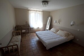 A bedroom with a bed, a desk, a chair, and a mirror. - La Villa Sanary-Sur-Mer (Sanary-sur-Mer)