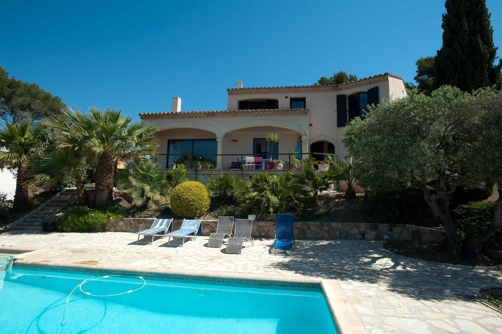 Una piscina al aire libre de temporada, sombrillas