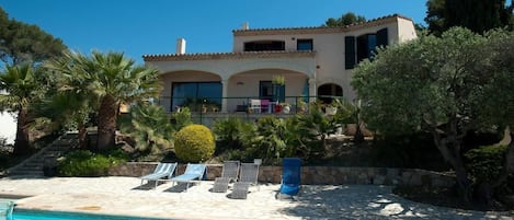 Sesongbasert utendørsbasseng, bassengparasoller og solsenger