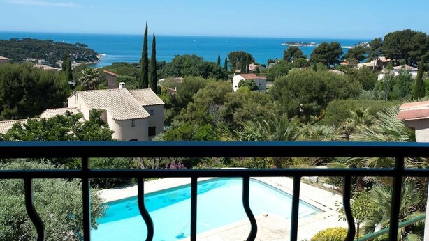 A residential area with a swimming pool, houses, and a view of the sea. - La Villa Sanary-Sur-Mer (Sanary-sur-Mer)