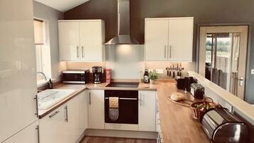 Chalet | Private kitchen | Full-sized fridge, microwave, oven, stovetop