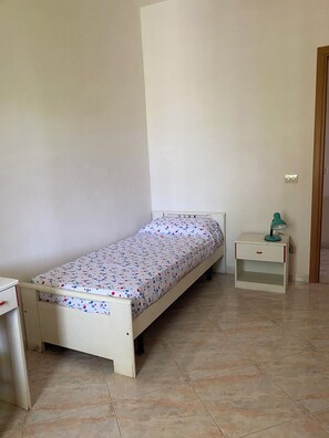 Una scrivania, ferro/asse da stiro