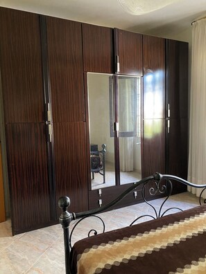 Bureau, fer et planche à repasser