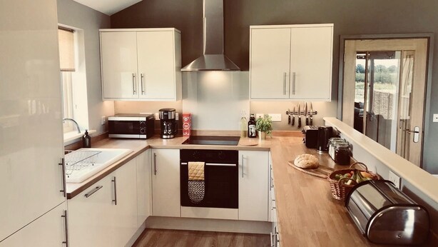 Chalet | Private kitchen - Homerton Lodge, Waterside Lodges Cambridge (Cambridge)