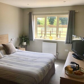 Chalet | 2 bedrooms, in-room safe, iron/ironing board, free WiFi - Homerton Lodge, Waterside Lodges Cambridge (Cambridge)