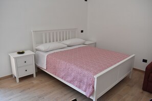 1 bedroom, iron/ironing board, travel cot, WiFi - Casa Sacà interior 01 near the ruins of ancient Pompeii (Pompei)