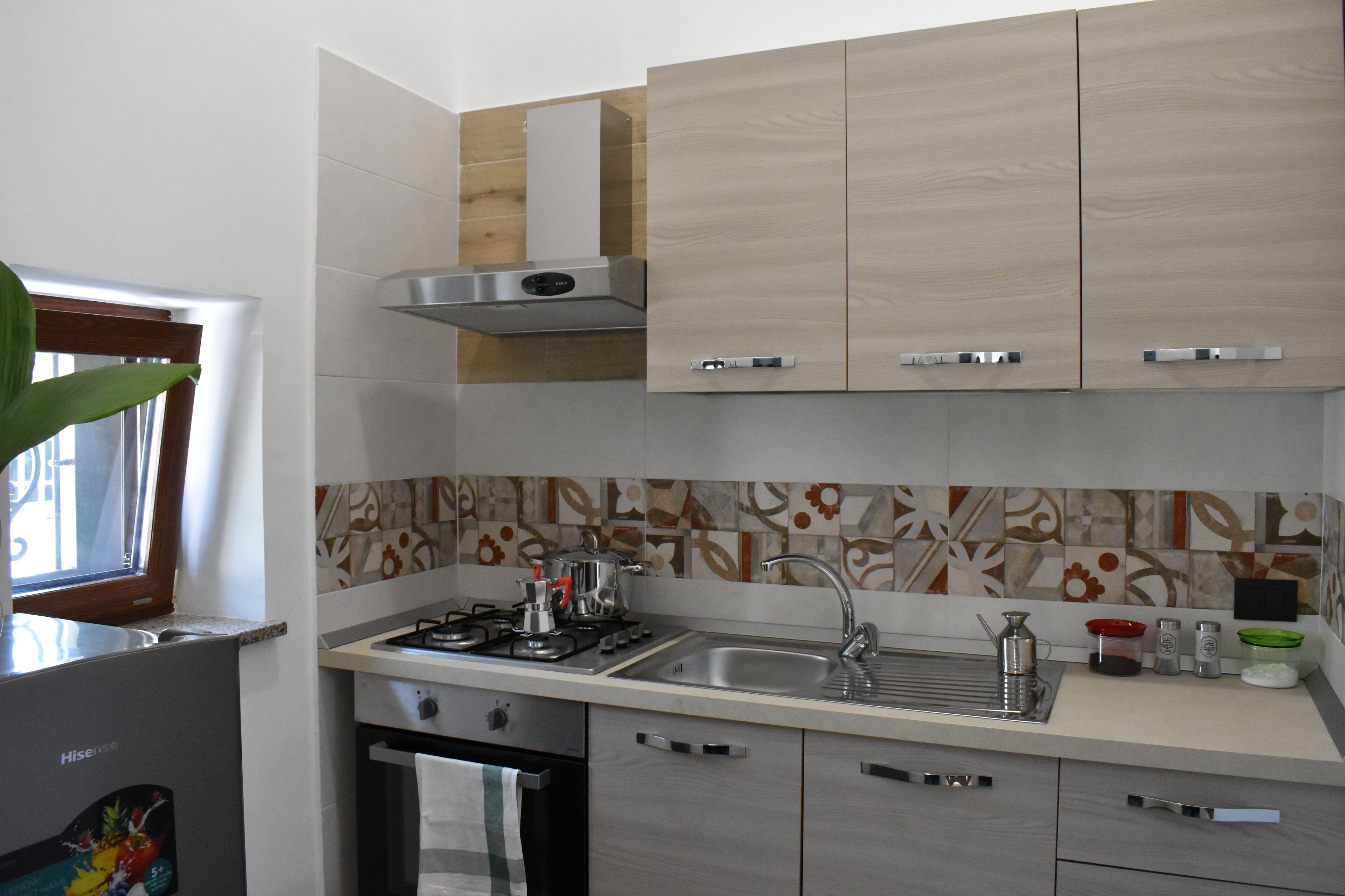 Oven, stovetop, coffee/tea maker, electric kettle